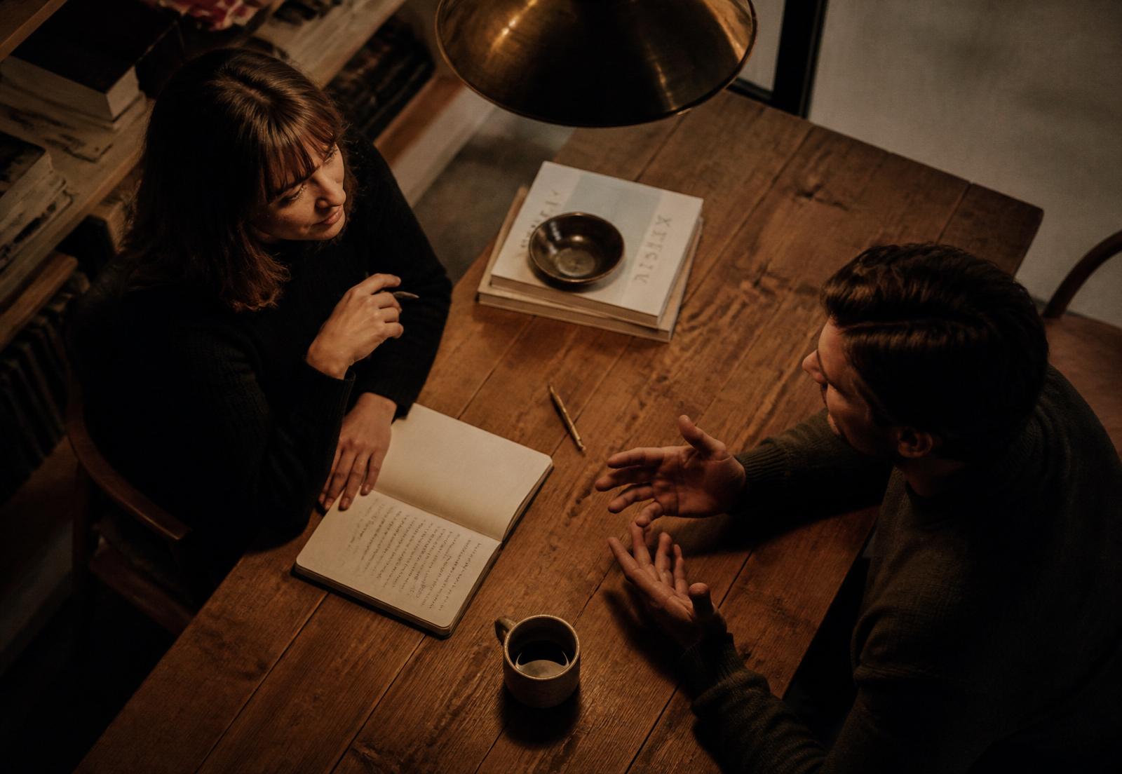 Mentorsession ved trælys og bog